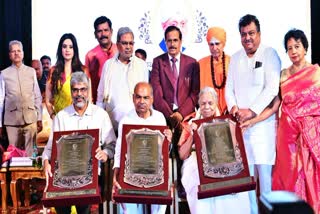 CM Siddaramaiah with award recipients