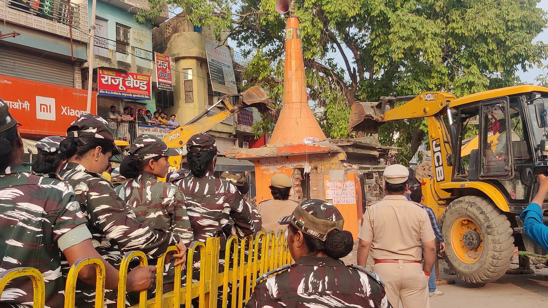 धार्मिक स्थलों पर कार्रवाई को लेकर भारी सुरक्षा बलों की तैनाती