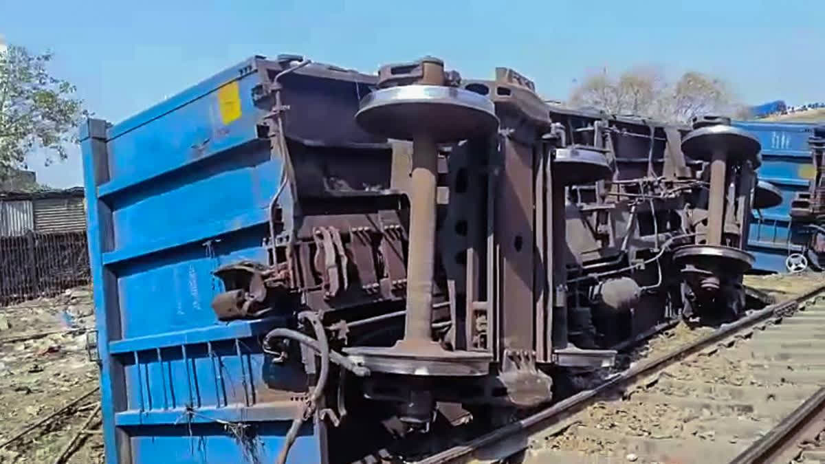 TARAWADI RAILWAY STATION  RAIL ACCIDENT IN KARNAL  TRAIN TRAFFIC STOPPED  RAIL ACCIDENT