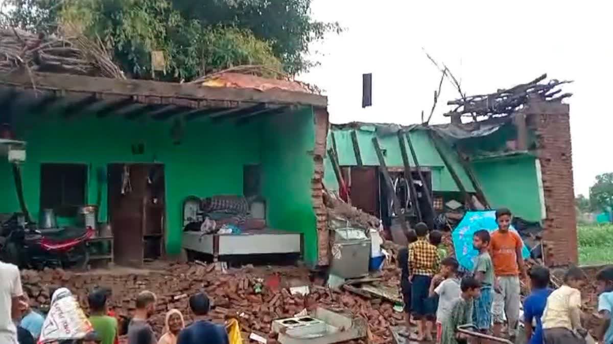 अमरोहा में बारिश से मकान गिर गया और बच्चे की मौत हो गई.