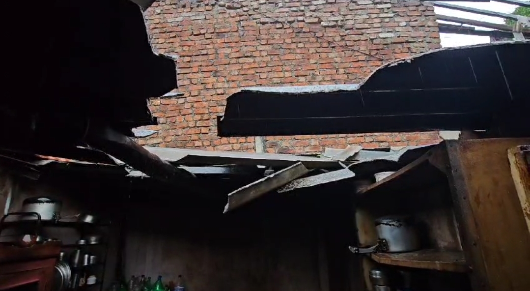 ગણદેવી તાલુકાના ગામોમાં 20થી વધુ કાચા મકાનના પતરા ભારે પવનમાં ઉડતા લોકો હેરાન