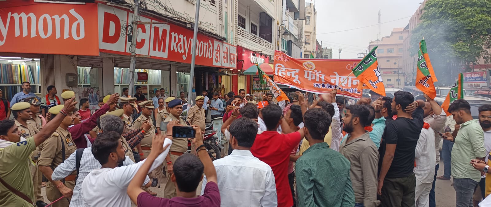 वाराणसी में हिंदू संगठनों ने किया विरोध प्रदर्शन