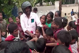 Students Farewell to teacher