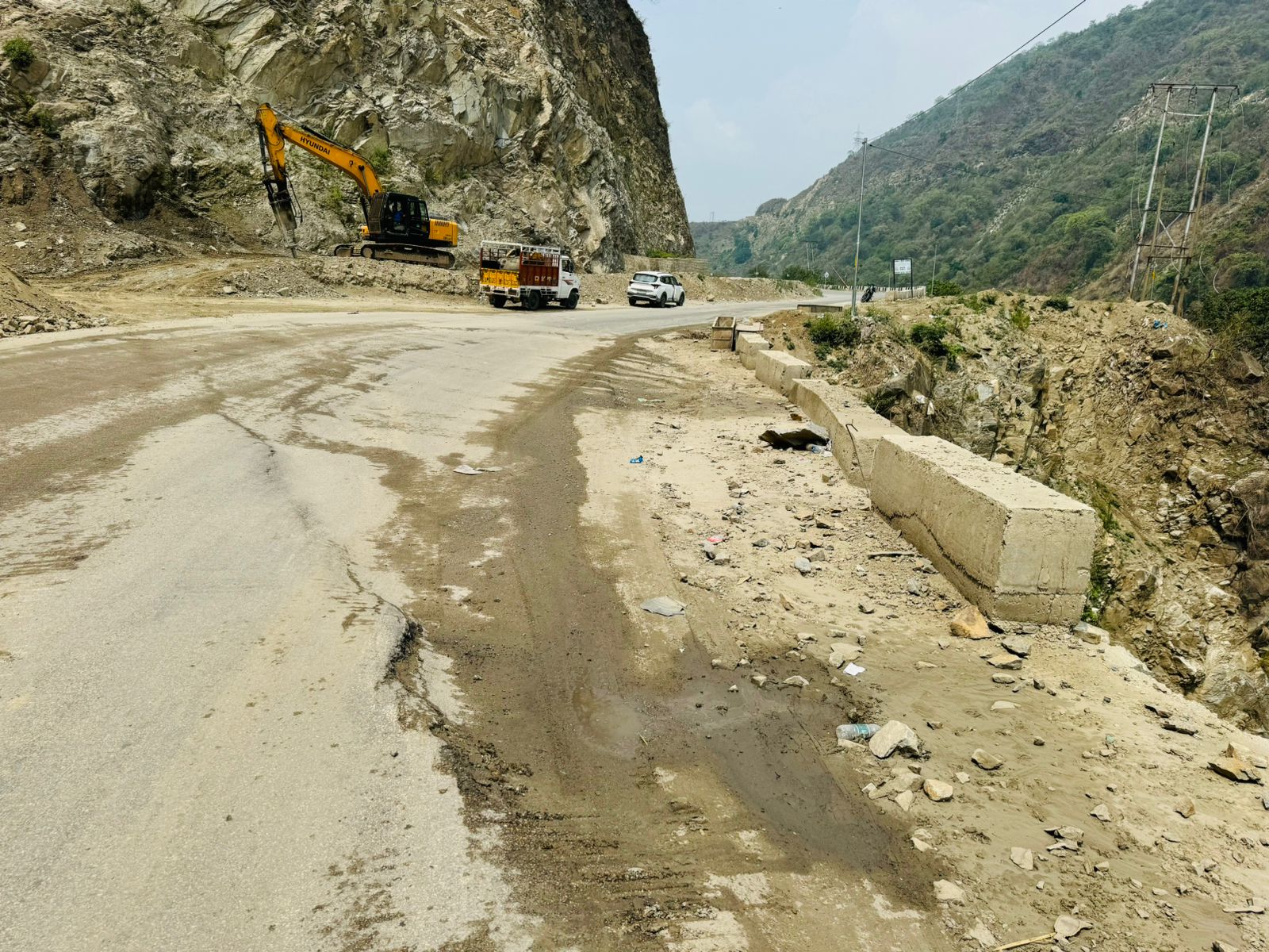 Chandigarh-Manali NH Damaged near 4 Mile in Mandi