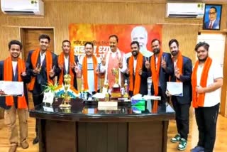 डिप्टी सीएम ने अंगवस्त्र पहनाकर खिलाड़ियों को किया सम्मानित.