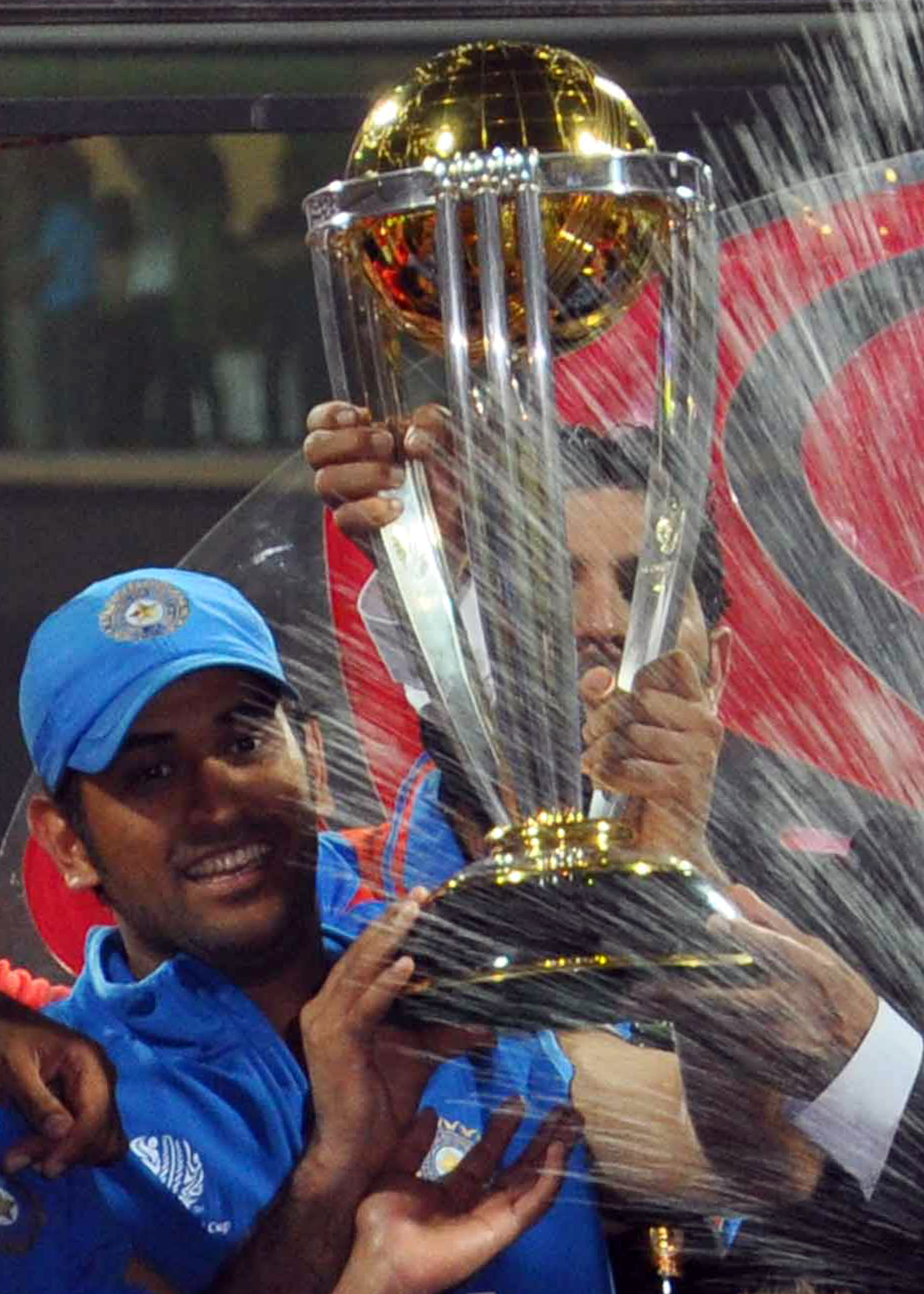 dhoni with world cup