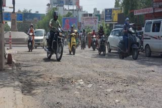 मुख्यमंत्री गहलोत के शहर में गढ्ढों में समा गई सड़कें