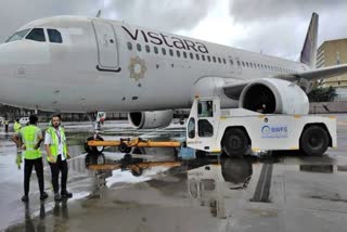 Vistara Flight Accident  Vistara Flight Accident At Mumbai Airpor  Vistara Flight Accident At Mumbai  140 ಪ್ರಯಾಣಿಕರು  ಟೇಕಾಫ್​ಗೆ ಸಿದ್ಧ  ವಿಮಾನ ಎಂಜಿನ್​ಗೆ ಡಿಕ್ಕಿ ಹೊಡೆದ ಲಗೇಜ್​ ಟ್ರಕ್  ವಿಸ್ತಾರಾ ಏರ್‌ಲೈನ್ಸ್‌ಗೆ ಸೇರಿದ ವಿಮಾನವೊಂದು ಅಪಘಾತ  ಸರಕುಗಳನ್ನು ಸಾಗಿಸುತ್ತಿದ್ದ ಟ್ರಕ್  ವಿಮಾನ ನಿಲ್ದಾಣದಲ್ಲಿ ಸಂಭವಿಸಬೇಕಾಗಿದ್ದ ಭಾರೀ ದುರಂತ  ಮುಂಬೈ ವಿಮಾನ ನಿಲ್ದಾಣ