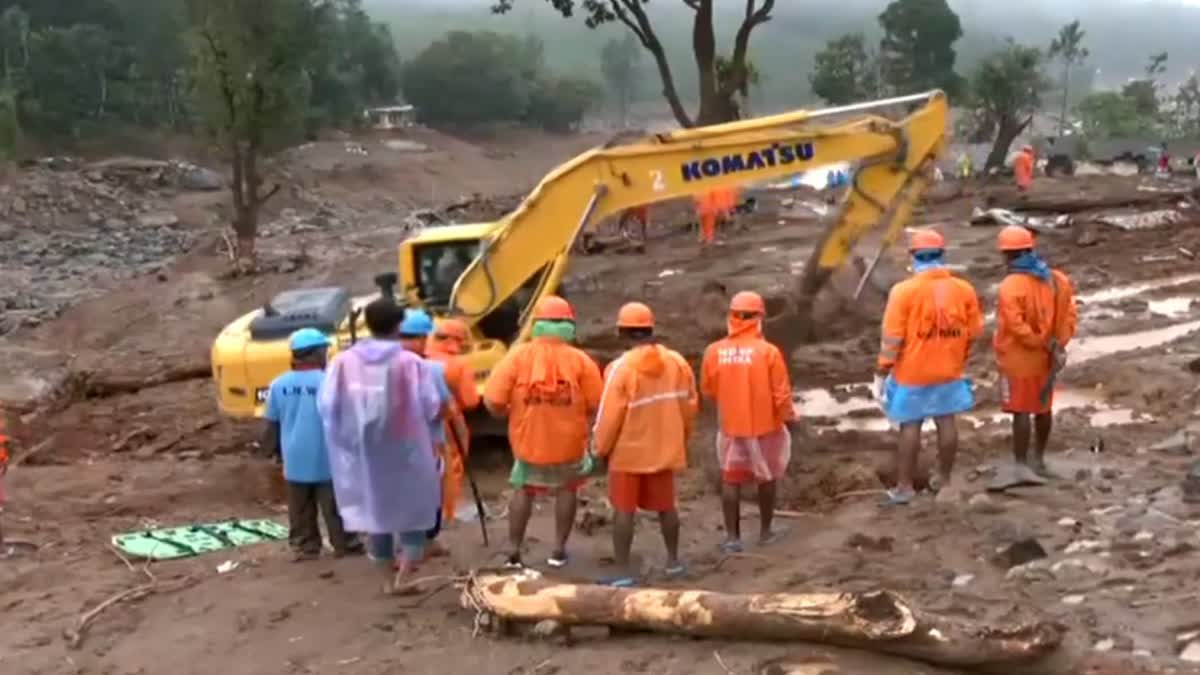 WAYANAD LANDSLIDE LATEST NEWS  WAYANAD LANDSLIDE RESCUE OPERATION  വയനാട് ഉരുൾപൊട്ടൽ രക്ഷാപ്രവർത്തനം  വയനാട്ടിൽ നാല് പേരെ കണ്ടെത്തി