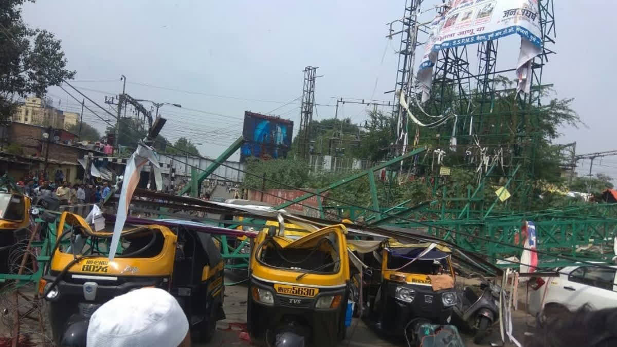 3 Vehicles Crushed as Hoarding Collapses in Thane District