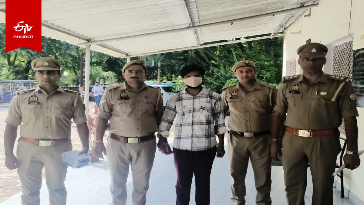 पुलिस की गिरफ्त में आरोपी.