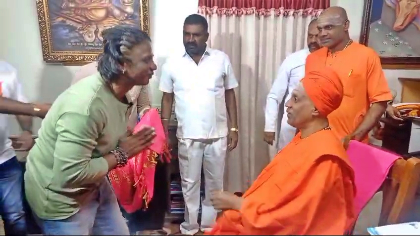 Actor Duniya Vijay visited Siddaganga Math