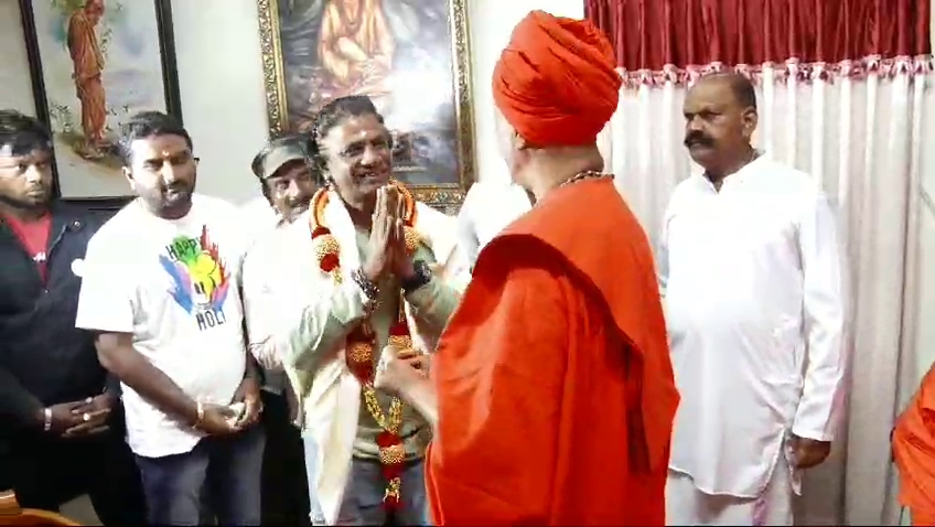 Actor Duniya Vijay visited Siddaganga Math