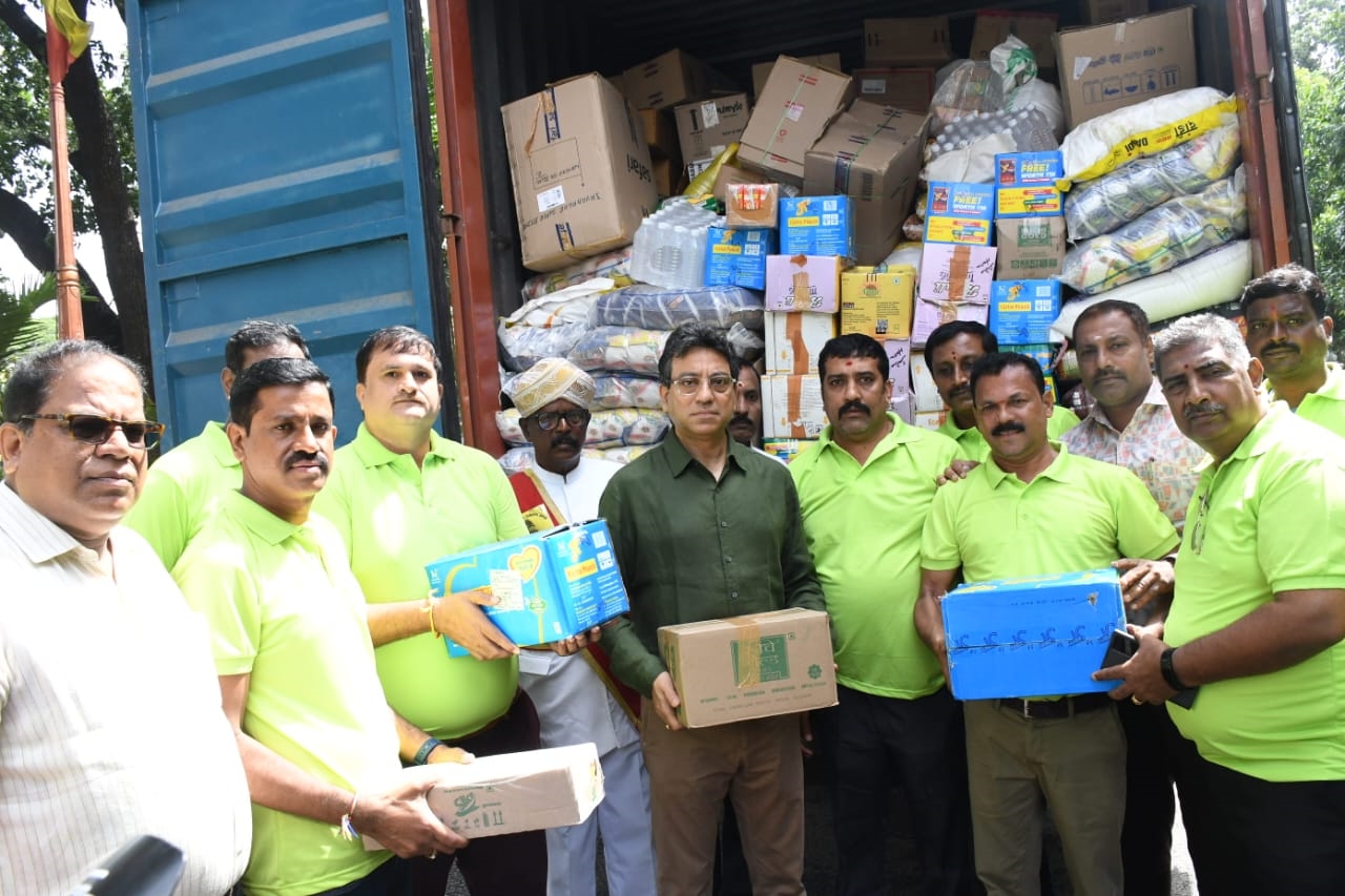 GROCERIES ESSENTIAL ITEMS TO WAYANAD VICTIMS