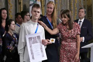 As a move of solidarity, Paris Mayor Anne Hidalgo honoured Ukrainian athletes with the French capital's highest distinction - the Grand Vermeil Medal during the ongoing 2024 Olympics.