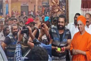 Dhruva Sarja visits siddaganga matha