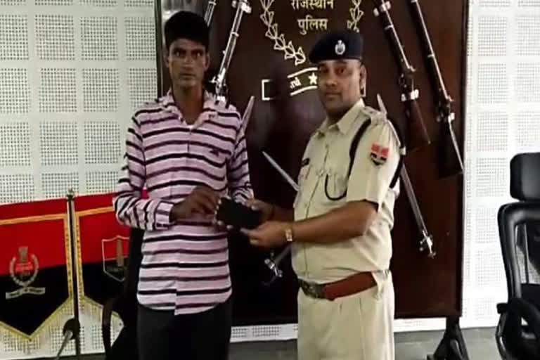 अलवर पुलिस ने 40 लाख से ज्यादा कीमत के 143 मोबाइल बरामद कर परिवादियों को  लौटाए - lost mobile recovered