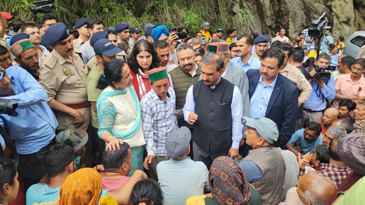 समेज में आपदा प्रभावितों से मिले सीएम सुक्खू