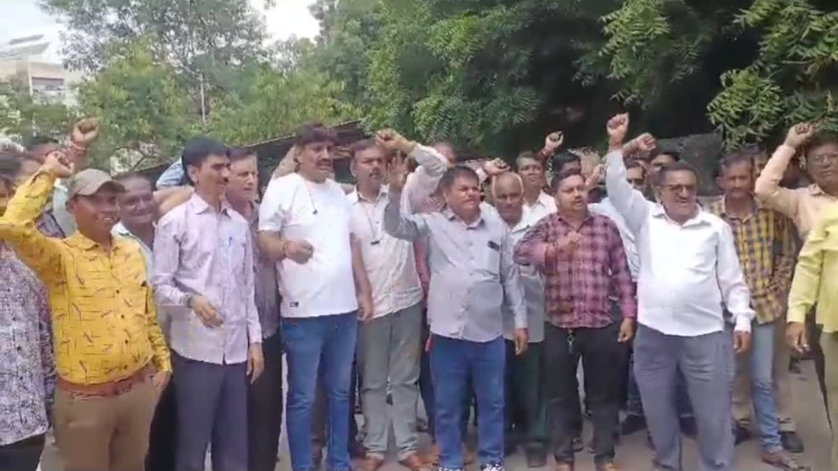 Rajkot News: રાજકોટ જિલ્લાના સસ્તા અનાજના વેપારીઓએ પડતર માંગને લઈને આપ્યું આવેદન