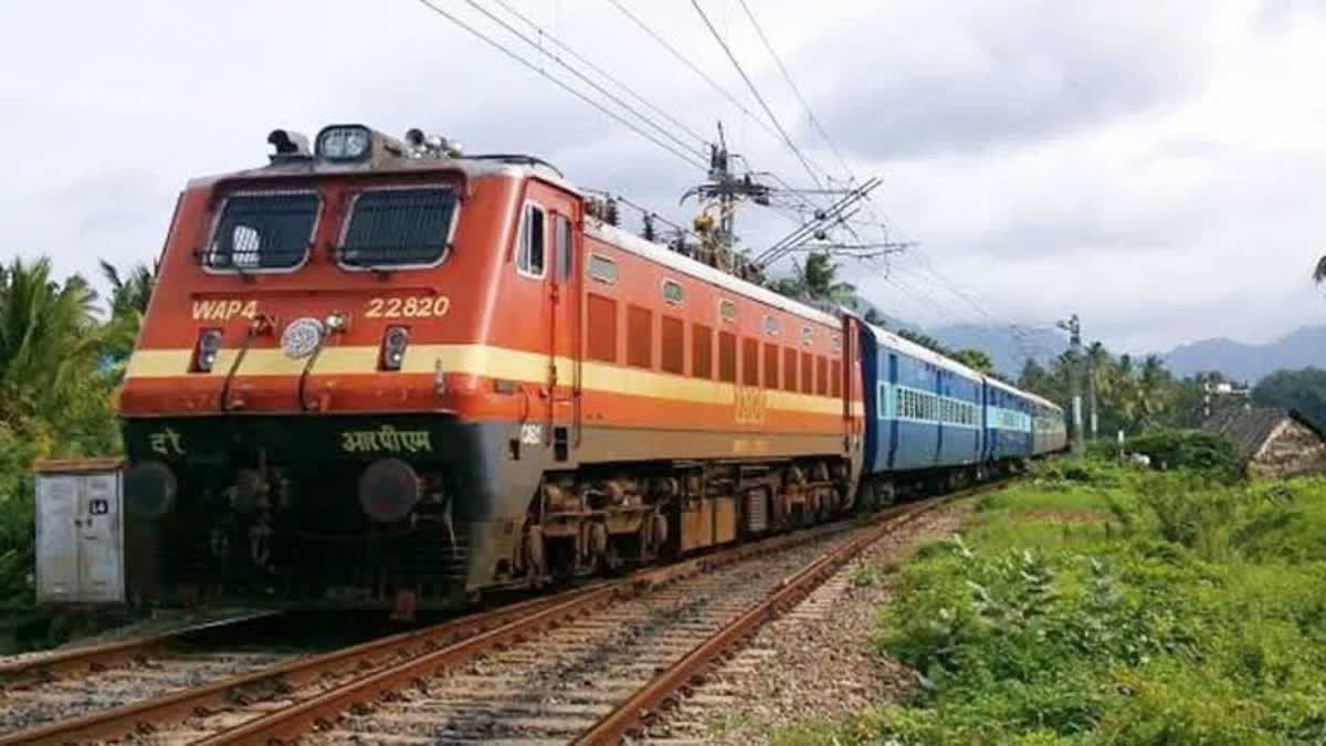 Stone on Railway Track in Kasaragod  Stone on Railway Track  Kasaragod  Nellikkunnu  മംഗ്ലൂരു  ചെന്നൈ  എക്‌സ്‌പ്രസ്  റെയിൽവേ  കല്ല്  Railway Track