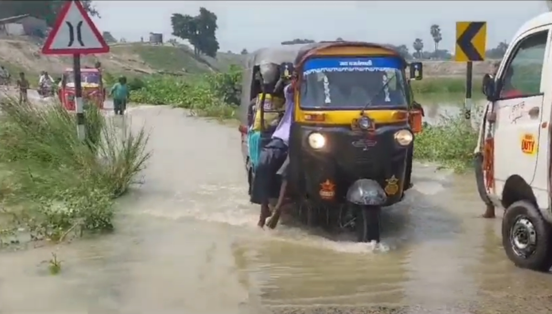 हायाघाट में सड़कों पर बाढ़ का पानी