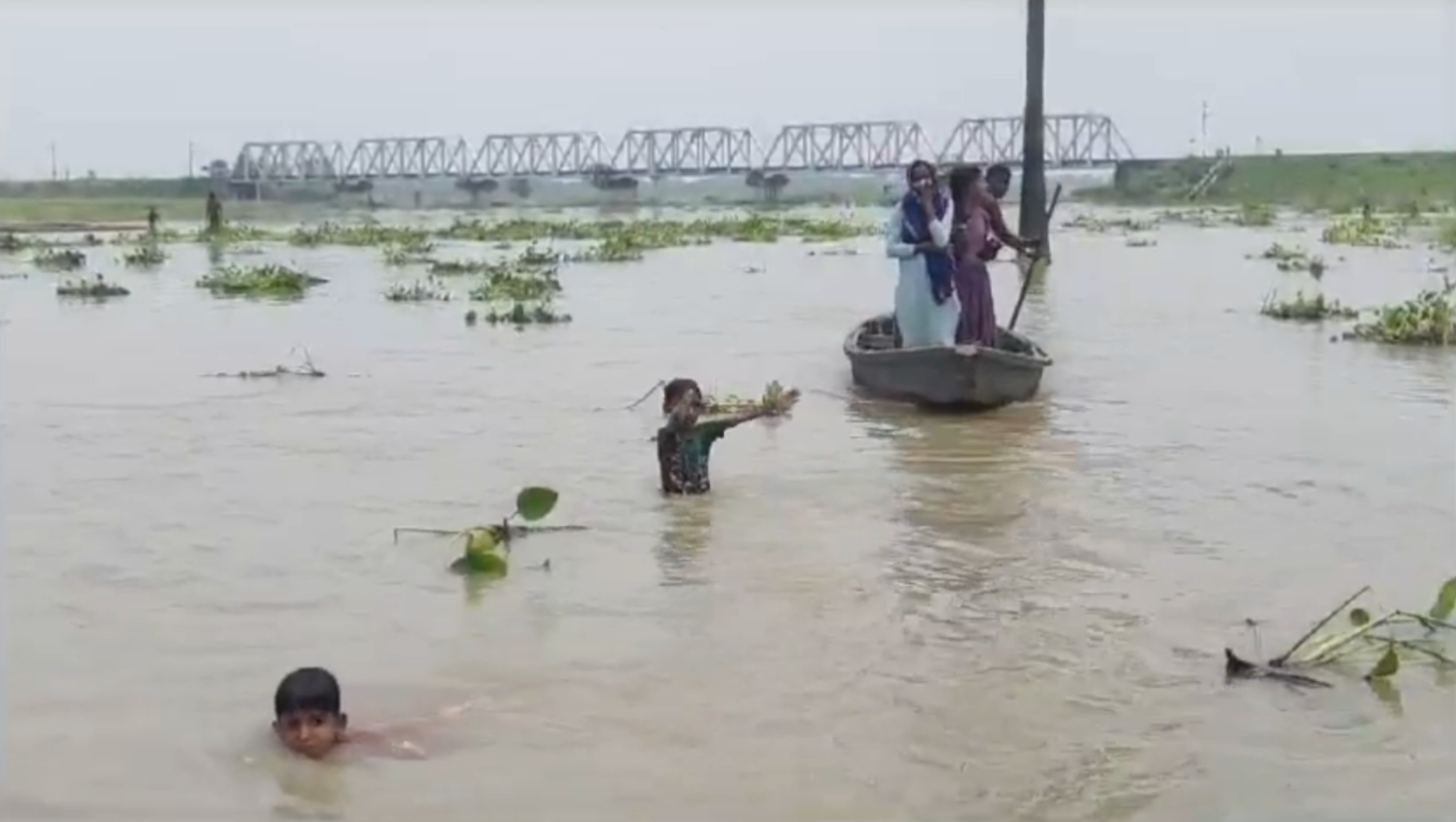 नाव से आवाजाही करती छात्राएं.