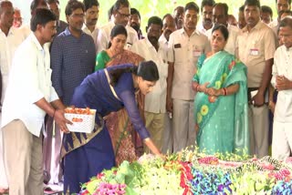 sharmila_paid_tributes_to_ysr