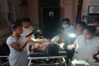 Doctors_treated_patient_under_mobile_torchlight