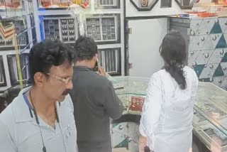 miscreants loot jewellery shop