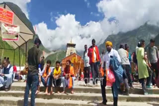 With the clearing of the sky and less rainfall, the footfall of devotees has again started picking up at Kedarnath Dham. During the rainy season, the number of pilgrims visiting the Kedarnath shrine was in the range of around 300 to 500. As the monsoon is on the wane, the figure has again started touching 2000 and is expected to go further up in the coming days.