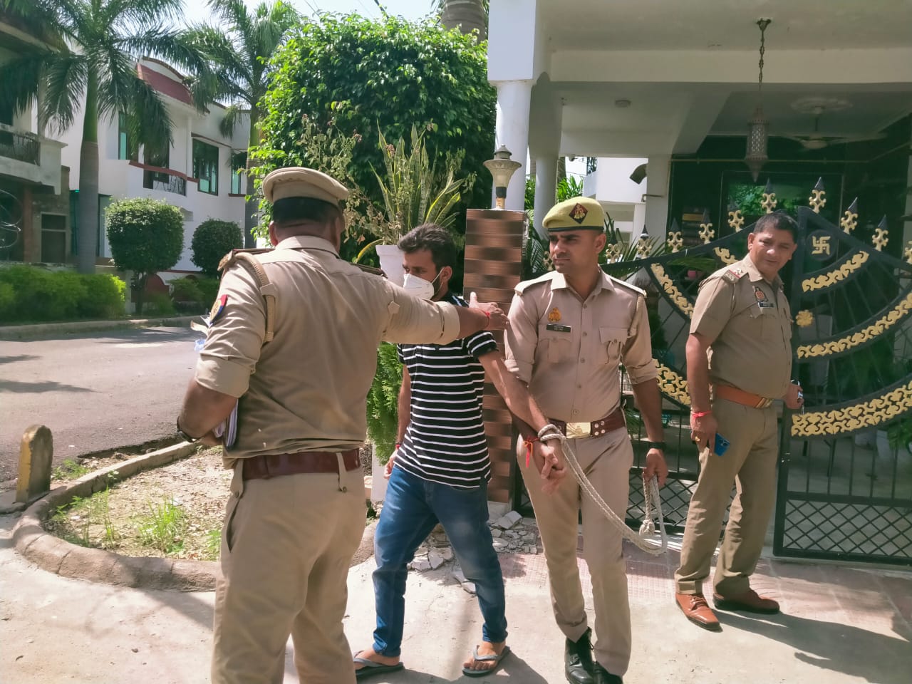 पुलिस आरोपी को लेकर विला में पहुंची.