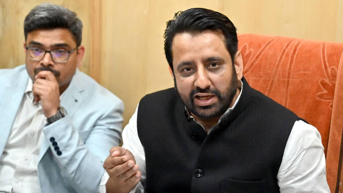 Senior AAP leader Amanatullah Khan claimed that the ED was at his house to arrest him over a money laundering investigation. He denounced the central government's actions as harassment. Delhi Police and CRPF are also present at the scene.