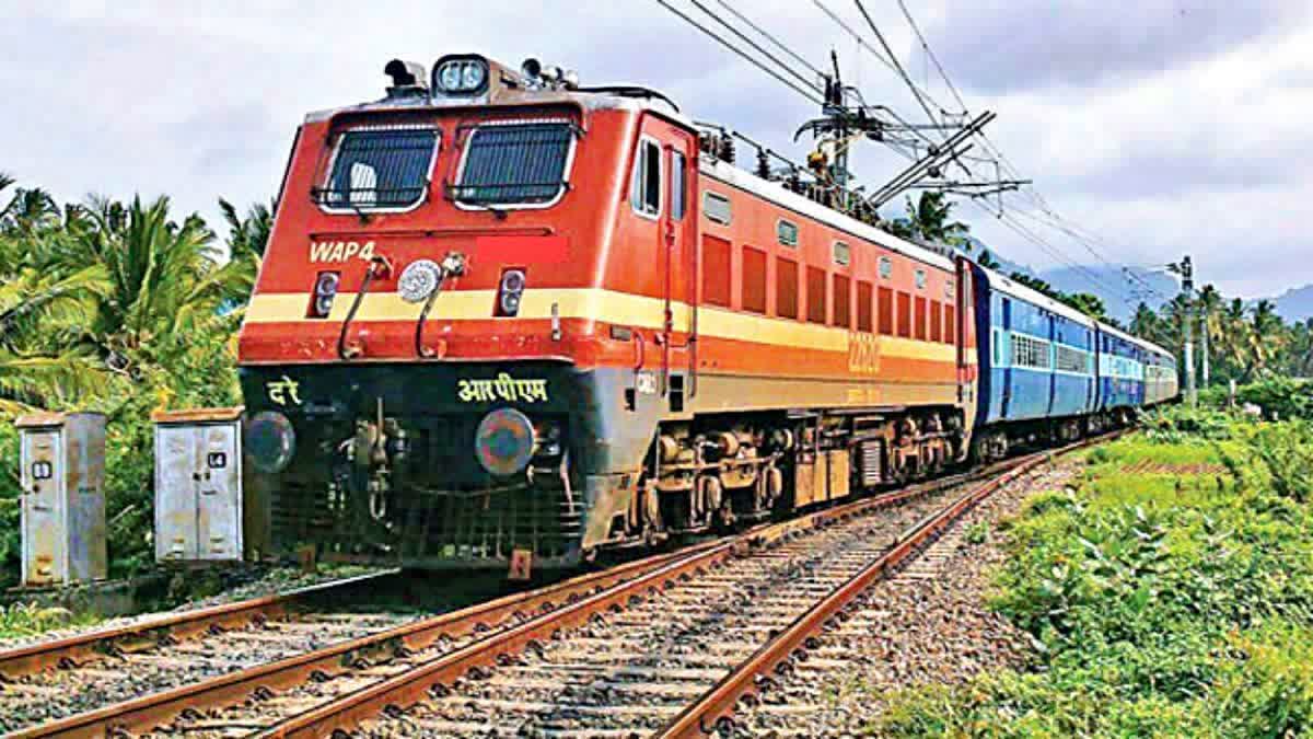 HEAVY RAIN IN AP AND TELANGAN  3 TRAINS TO KERALA CANCELLED  വിജയവാഡയില്‍ കനത്ത മഴ  കേരളം ട്രെയിന്‍ സര്‍വീസ് റദ്ദാക്കി