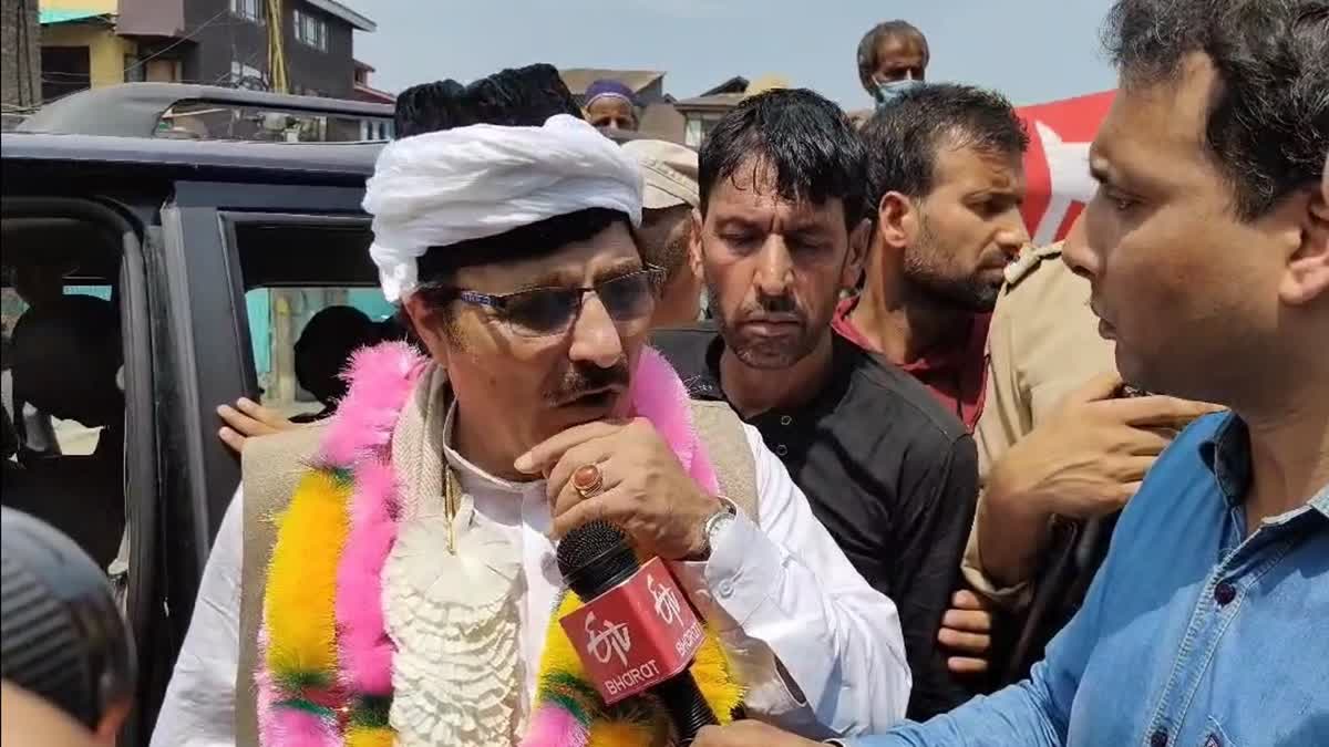 Mubarak Gul (L), NC candidate for Eidgah seat