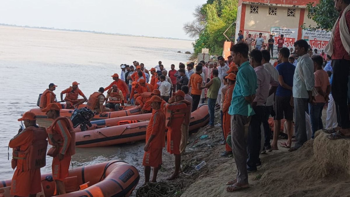 कानपुर में गंगा में डूबे डिप्टी डायरेक्टर आदित्य वर्धन की हो रही है तलाश.