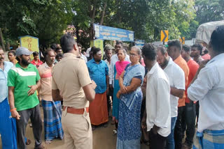 போராட்டத்தில் ஈடுபட்டவர்களிடம் போலீசார் பேச்சு வார்த்தை