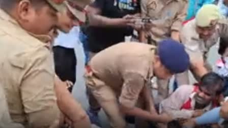 पुलिस ने बल प्रयोग कर प्रदर्शनकारियों को दूसरी जगह भेज दिया.