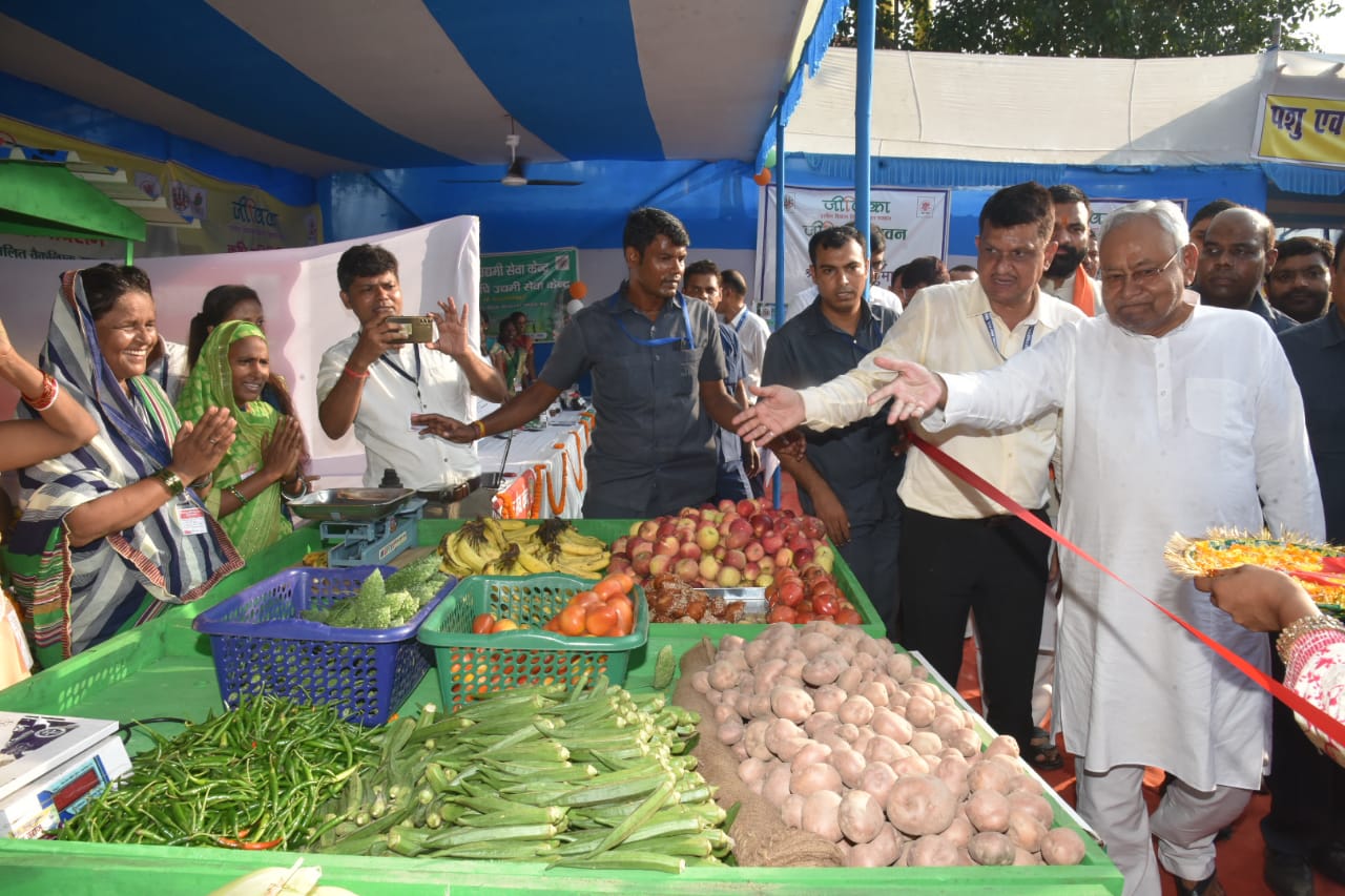 स्टॉल का निरीक्षण करते नीतीश कुमार