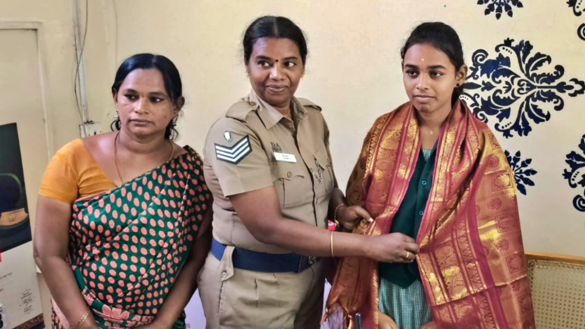மாணவி பிரியதர்ஷணியை பாராட்டி சால்வை அணிவித்த போலீசார்