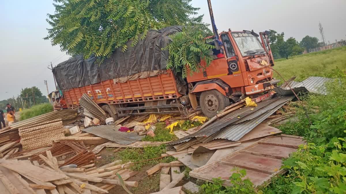 MH buldhana accident 10 labours crushed by truck  truck several killed injured  vadner khamgaon malkapur  MH buldhana accident  ಗುಡಿಸಲಿಗೆ ನುಗ್ಗಿ ಮೂವರನ್ನು ಪ್ರಾಣ ಪಡೆದ ವಾಹನ  ಕೆಲಸ ಮುಗಿಸಿ ಮಲಗಿದ್ದ ಕಾರ್ಮಿಕರು  ಮಹಾರಾಷ್ಟ್ರದ ಮುಂಬೈ ನಾಗ್ಪುರ ರಾಷ್ಟ್ರೀಯ ಹೆದ್ದಾರಿ  ಬುಲ್ಧಾನದ ಖಮಗಾಂವ್ ಮಲ್ಕಾಪುರ ನಡುವಿನ ವಡ್ನೇರ್ ಗ್ರಾಮ  ಭೀಕರ ರಸ್ತೆ ಅಪಘಾತದ ಸುದ್ದಿ  ಬುಡಕಟ್ಟು ಕಾರ್ಮಿಕರ ಮೇಲೆ ಟ್ರಕ್‌ ಹರಿದಿದ್ದು  ಹಲವಾರು ಸಾವು ನೋವು