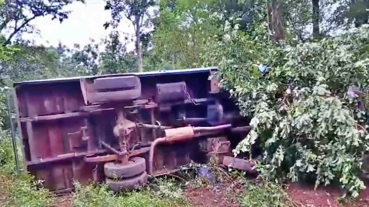 mini bus overturns in bamunamal ghati