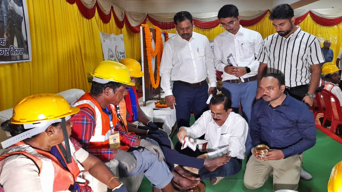 Sanitation workers honored On Gandhi Jayanti in Seraikela
