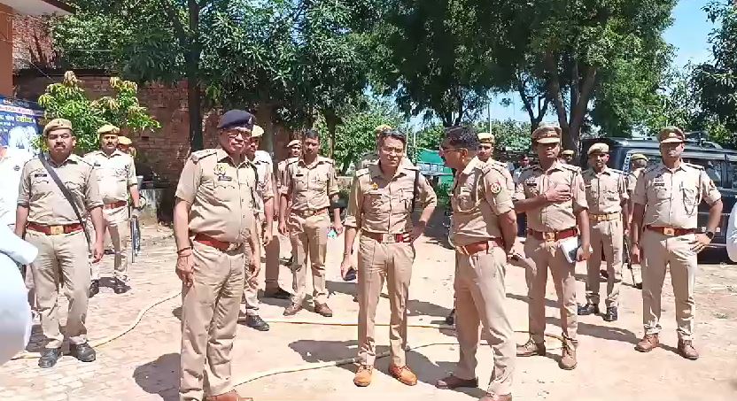 देवरिया में मर्डर के बाद मौके पर पहुंचे पुलिस अधिकारी