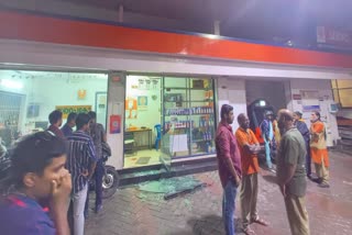 Youngsters Attack In Petrol Pump  petrol pump supervisor attacked by youngsters  ulloor petrol pump attack  ulloor petrol pump attack in supervisor  petrol pump supervisor attacked by youngsters  ഉള്ളൂർ പെട്രോൾ പമ്പിൽ യുവാക്കൾ തമ്മിൽ സംഘർഷം  പെട്രോൾ പമ്പിൽ സംഘർഷംപമ്പ് സൂപ്പർവൈസർക്ക് പരിക്ക്  പെട്രോൾ പമ്പിൽ സംഘർഷം  പെട്രോൾ പമ്പിൽ ആക്രമണം  പെട്രോൾ പമ്പിൽ സൂപ്പർവൈസർക്കെതിരെ ആക്രമണം