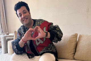 Actor-comedian Varun Sharma was spotted visiting a single-screen theatre in Mumbai after his film Fukrey 3 entered theatres. The excited fans have surrounded him at the venue amidst cheers and hoots.