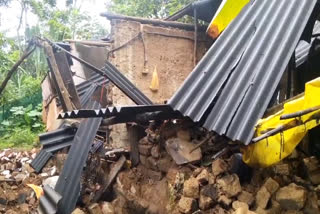 House Collapsed Due To Heavy Rain  ശക്തമായ മഴയെ തുടർന്ന് വീട് തകർന്നു  ഒഴിവായത് വന്‍ ദുരന്തം  major disaster was avoided  മഴയില്‍ വീട് പൂർണമായി തകർന്നു വീണു  house completely collapsed in the rain  ശക്തമായ മഴയെയും കാറ്റിലും വീട്‌ തകര്‍ന്നു  heavy rain and wind  Heavy rain in kerala  മഴയെ തുടർന്ന് വീട് പൂർണമായി തകർന്നു വീണു