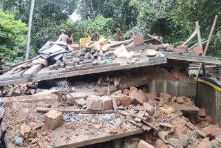 House Under Construction Collapsed In Kunnamkulam  Kunnamkulam House Collapsed  Thrissur kunnamkulam House Collapsed  കുന്നംകുളം പന്തല്ലൂർ  വീട് തകർന്ന് വീണു  നിർമാണത്തിലിരുന്ന വീട് തകർന്നു  വീട് നിലം പതിച്ചു  House collapsed five injured  തറഭാഗം ഇടിഞ്ഞ് വീട് തകർന്നു  Construction House Collapsed