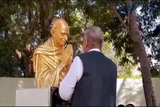 Gandhi Jayanti 2023: ગાંધીજીને સુતરની આંટી પહેરાવી કેન્દ્રીય મંત્રી રૂપાલાએ જયંતિ ઉજવણી કરાઇ.....