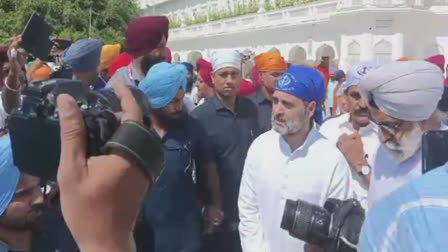 People took selfies with Rahul Gandhi who reached Sri Darbar Sahib