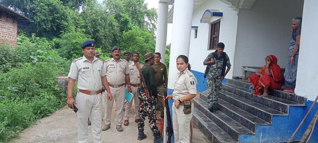 मौके पर पहुंचे पुलिसकर्मी